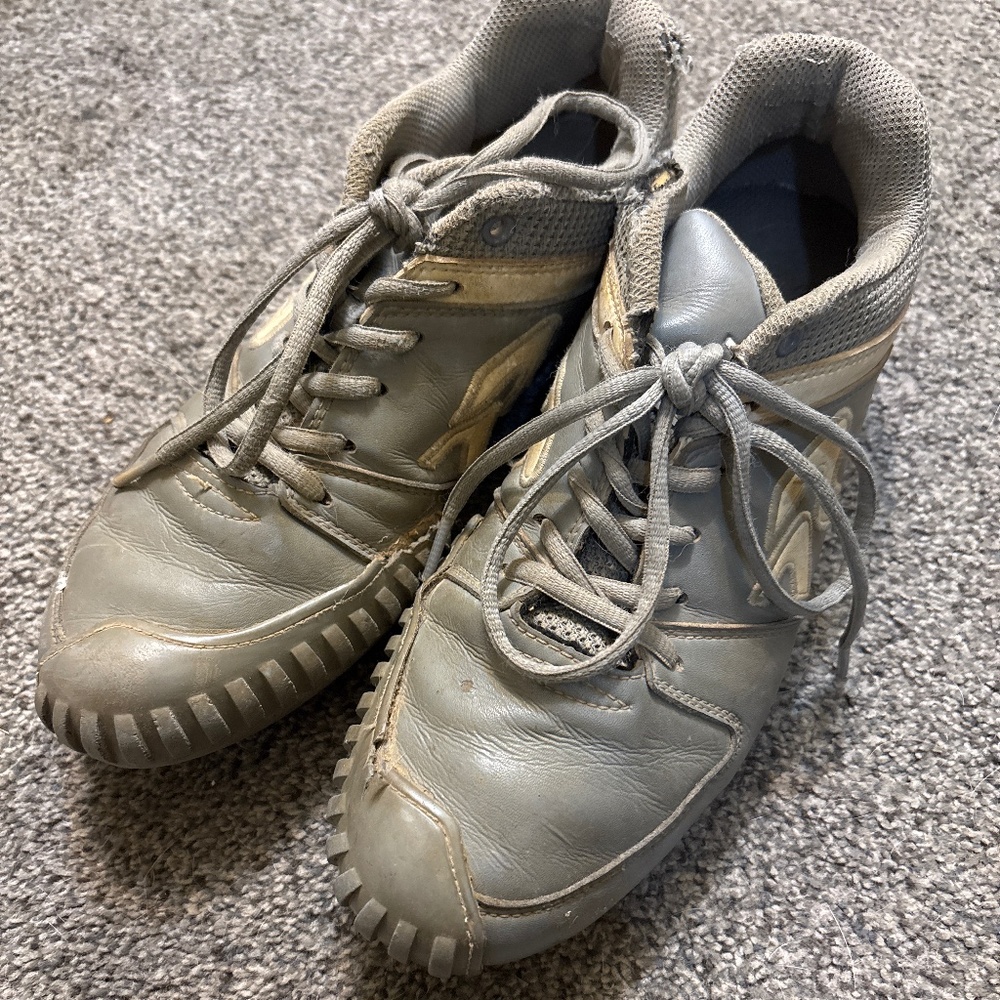 Ringor size 8.5 molded cleats pitching toe